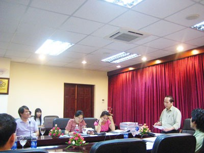 TS. Nguyễn Ngọc Thanh nhận xét khóa luận sinh viên tại một hội đồng chấm khóa luận thuộc Khoa Kinh tế Quốc tế. 