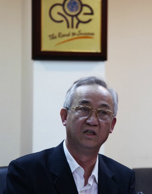 Giáo sư Dương Phú Hiệp góp ý với đề tài