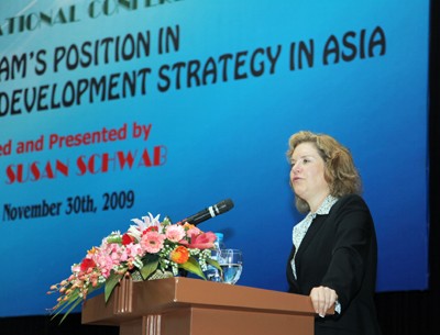 GS.TS. Susan Schwab thuyết trình tại hội thảo