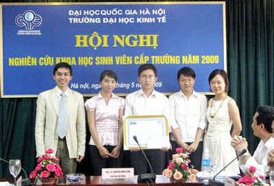 Lãnh đạo Trung tâm Nghiên cứu Kinh tế và Chính sách, Trường ĐHKT  trao "Giải thưởng vàng" cho công trình "Đo lường quy mô khu vực kinh tế ngầm tại Việt Nam, 1994-2004