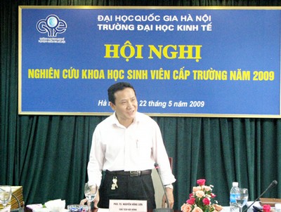 PGS.TS Nguyễn Hồng Sơn - Phó Hiệu trưởng Nhà trường phát biểu tại hội nghị.