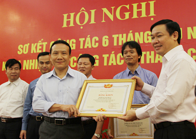 Assoc.Prof.Dr. Nguyen Hong Son, UEB Rector, on behalf of the University, received Certificate of Merit awarded by the Party Central Committee's Economic Commission for their effective cooperation