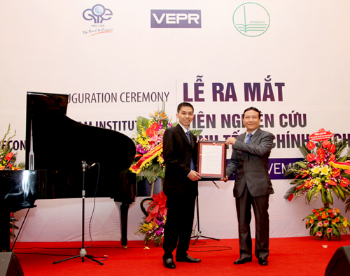 Assoc.Prof.Dr. Nguyen Hong Son - UEB Rector handed the Decision to establish VEPR to Dr. Nguyen Duc Thanh