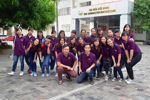 Giảng viên Nguyễn Tiến Minh cùng các sinh viên Khoa Kinh tế và Kinh doanh Quốc tế