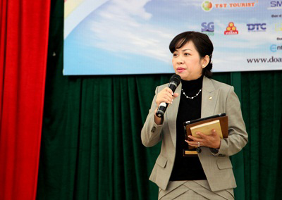 Bà Phan Thị Tuyết Mai giới thiệu về cuộc thi "Giải thưởng Tài năng Lương Văn Can"