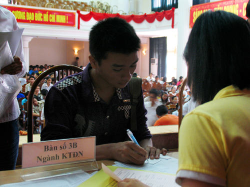 Tân sinh viên FIBE được hướng dẫn tận tình  trong buổi nhập học 5/9/2010 