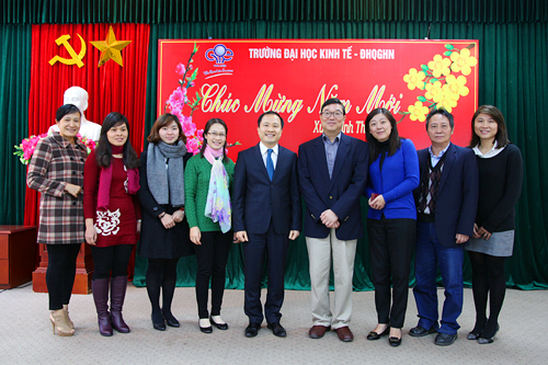 Các đại diện Trường Đại học Kinh tế - ĐHQGHN, Đại học Quốc gia Chung Cheng, Hiệp hội AIA Đài loan, Văn phòng Kinh tế và Văn hóa Đài Bắc chụp ảnh lưu niệm