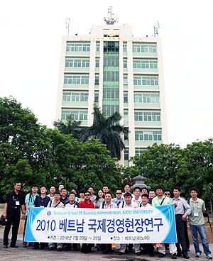 Đoàn sinh viên và giảng viên ĐH Ajou chụp ảnh kỷ niệm tại
ĐHQG