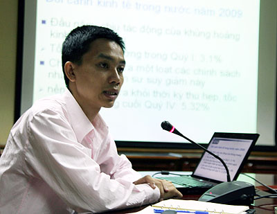 TS. Nguyễn Đức Thành trình bày đề án trước Hội đồng