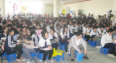Đông đảo học sinh tham gia
buổi tư vấn tuyển sinh ngày 15/3.