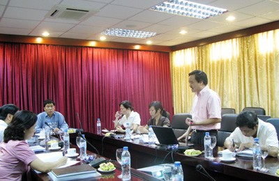 PGS.TS Phùng Xuân Nhạ chủ trì đề tài báo cáo tại buổi nghiệm thu.