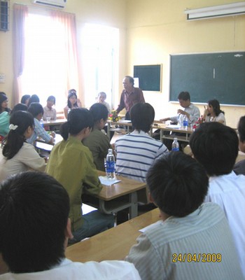 TS. Vũ Đức Thanh - Phó chủ nhiệm Khoa Kinh tế Phát triển thảo luận với các bạn sinh viên.