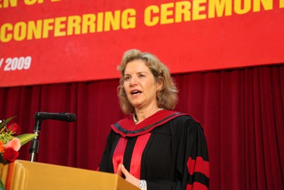 GS.TS Susan Schwab phát biểu tại buổi lễ trao Bằng tiến sĩ danh dự.