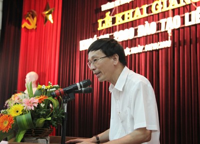GS. Nguyễn Hòa - Hiệu
trưởng Trường ĐHNN phát biểu và bày tỏ mong muốn: các em sinh viên hãy
nỗ lực phấn đấu vì ngày mai lập nghiệp.