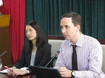 Đại diện lãnh đạo Trường Chính sách công Lý Quang Diệu trao đổi với cán bộ và sinh viên Trường ĐHKT.