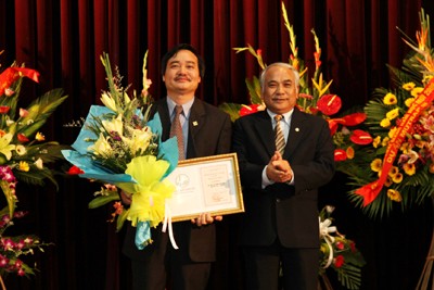 PGS.TS Phạm Trọng Quát  - Phó Giám đốc ĐHQGHN trao tặng danh hiệu Tập thể lao động xuất sắc nhằm ghi nhận những đóng góp của tập thể Trường ĐHKT năm học 2008 - 2009.