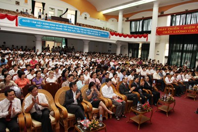 Đông đảo khách mời và cán bộ, giảng viên, sinh viên Trường ĐHKT đã tham dự Lễ khai giảng.