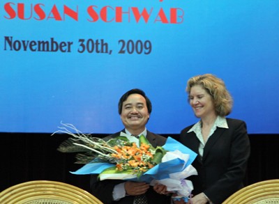 PGS.TS Phùng Xuân Nhạ cảm ơn GS.TS. Susan Schwab đã dành những tình cảm đặc biệt cho Nhà trường.