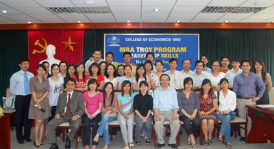 Tiến sĩ Yeow Poon, Giám đốc Công ty People and Organisation (ngồi hàng đầu, thứ tư từ phải sang) và các học viên tham gia khóa học.