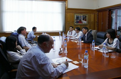 Buổi làm việc giữa GS.Tom Canon cùng Giám đốc ĐHQGHN GS.TS Mai Trọng Nhuận và lãnh đạo Trường Đại học Kinh tế - ĐHQGHN, ngày 28/7/2009.