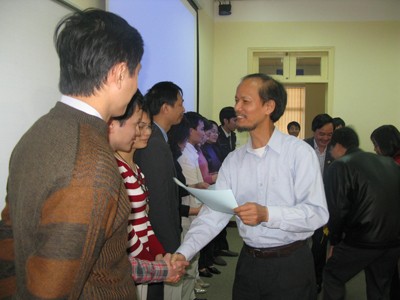 TS. Trần Xuân Thảo trao chứng chỉ cho học viên tham gia khóa học.
