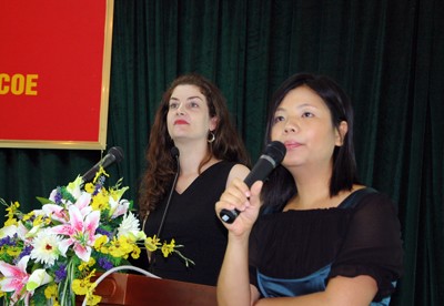 Tiến sĩ Ginger Davids (bên trái) giới thiệu về ĐH Troy, chương trình đào tạo cũng như các chính sách học bổng hỗ trợ sinh viên trong khóa tuyển sinh kỳ mùa thu 2009